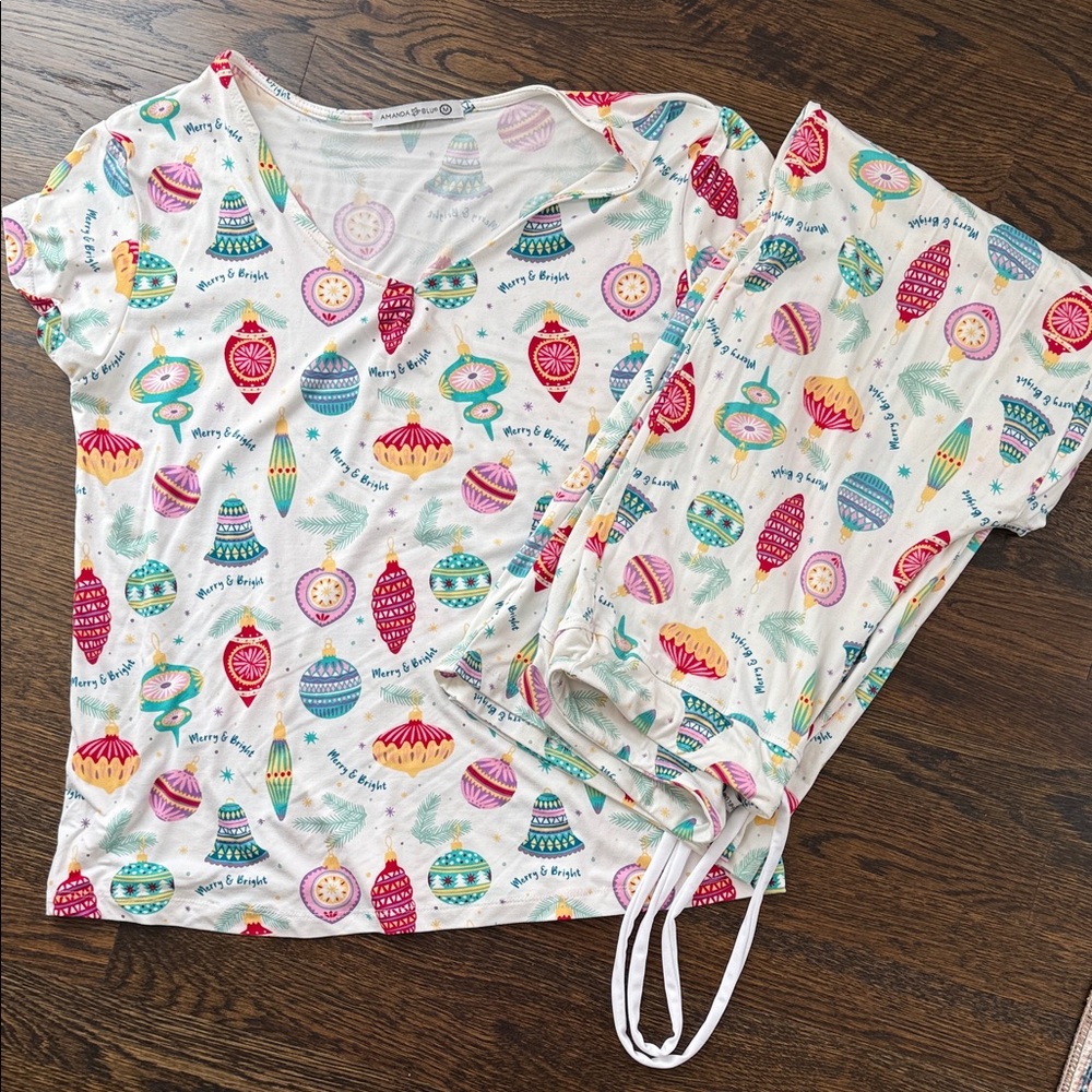 Festive Ornament Print Women's Pajama Set - Multicolor